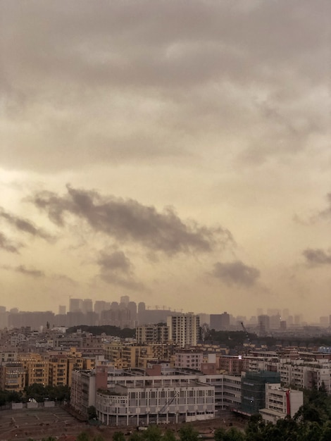 С видом на городской город, полный зданий с темными облаками