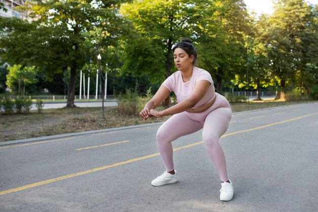 屋外で運動する太りすぎの女性