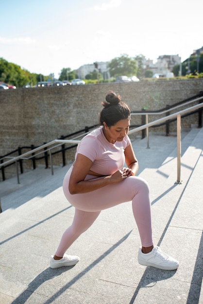 야외 계단에서 운동하는 과체중 여성