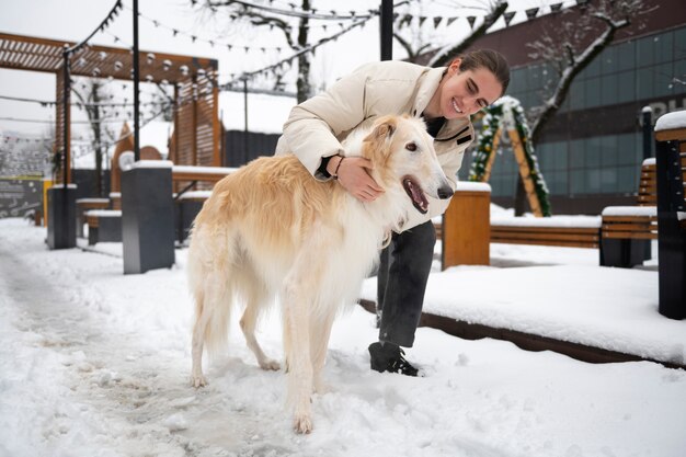 グレイハウンド犬と過ごす飼い主