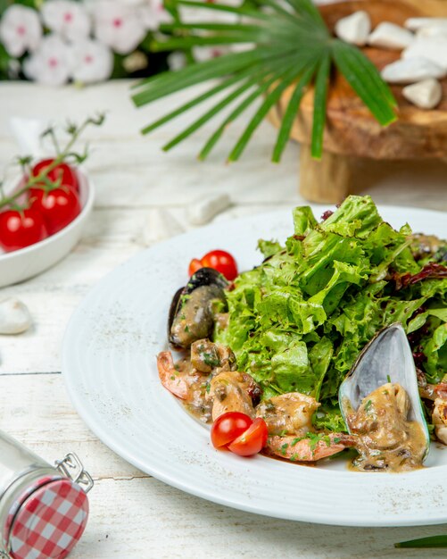 Oysters in sauce with salad