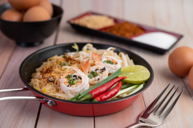 Pad Thai fresh shrimp in a pan.