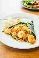 Free photo pad thai noodles