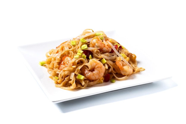 Free photo pad thai with shrimp and vegetables isolated on white background