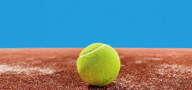 Free photo paddle ball on the floor of the outdoor paddle tennis court with a cloudless blue sky background