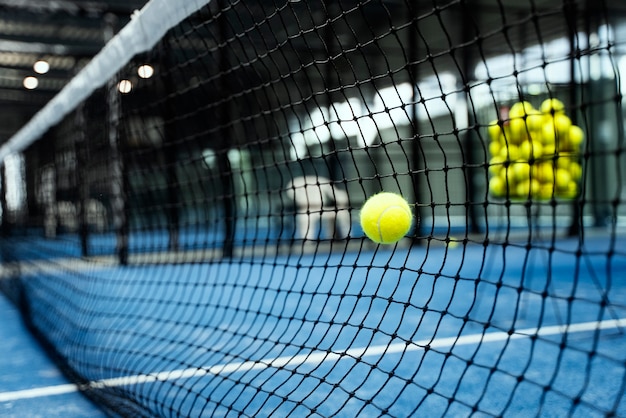 Бесплатное фото Мяч для паддл-тенниса попадает в сетку