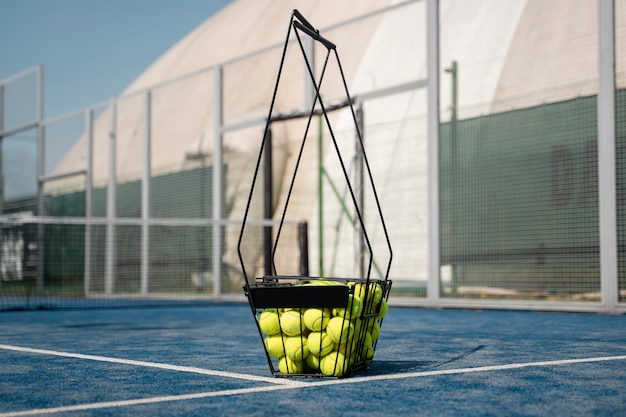 Теннисный корт с мячами под низким углом