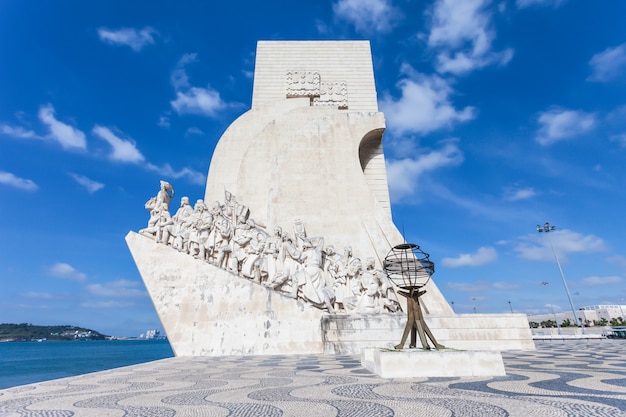 Padrao dos descobrimentos (памятник открытий) - памятник на берегу реки тежу в лиссабоне, португалия.