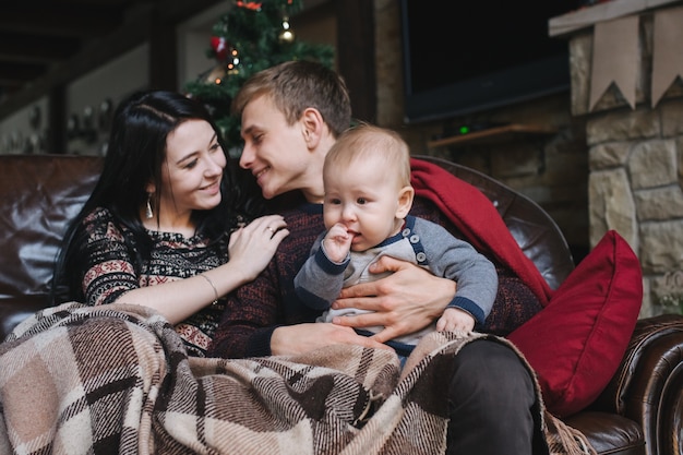 Padres con un bebé en navidad