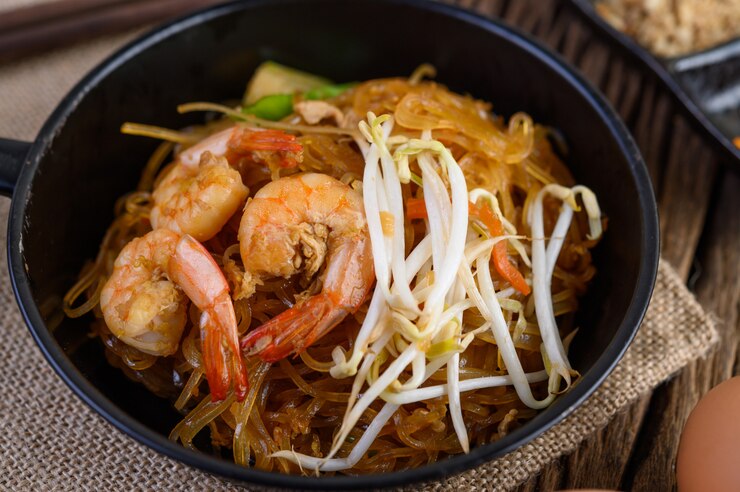 Free Photo padthai shrimp in a black bowl.