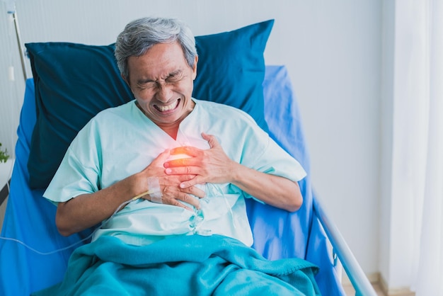 Foto gratuita dolore e bruciore di stomaco il vecchio nonno asiatico anziano in uniforme del paziente soffre del concetto di idee per la salute dei problemi del corpo