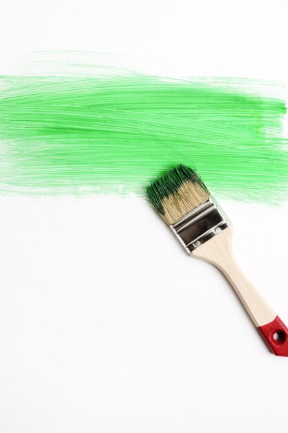 녹색 페인트로 페인트 브러시