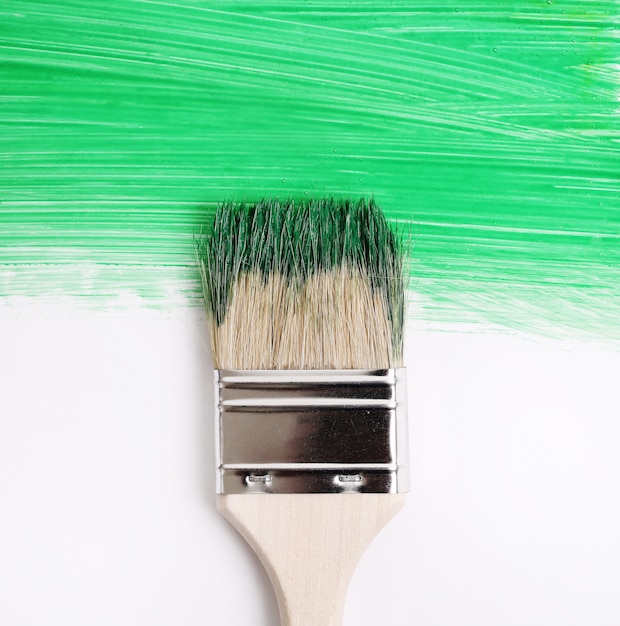 녹색 페인트로 페인트 브러시