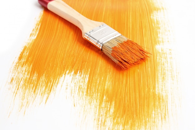 Free photo paint brush with liquid paint