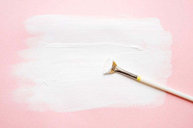 ピンクの白い絵の絵筆