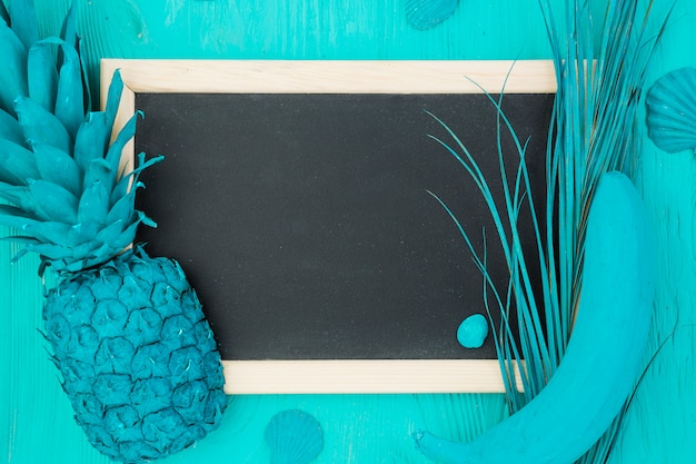 無料写真 紺碧の果物と黒板を描いた
