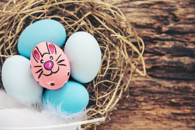 Foto gratuita fondo variopinto dipinto delle uova di pasqua - concetto del fondo di celebrazione di festa di pasqua