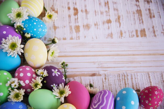 다채로운 부활절 달걀 배경을 그린-부활절 휴일 축하 배경 개념