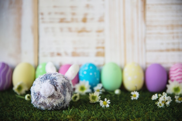 Fondo variopinto dipinto delle uova di pasqua - concetto del fondo di celebrazione di festa di pasqua