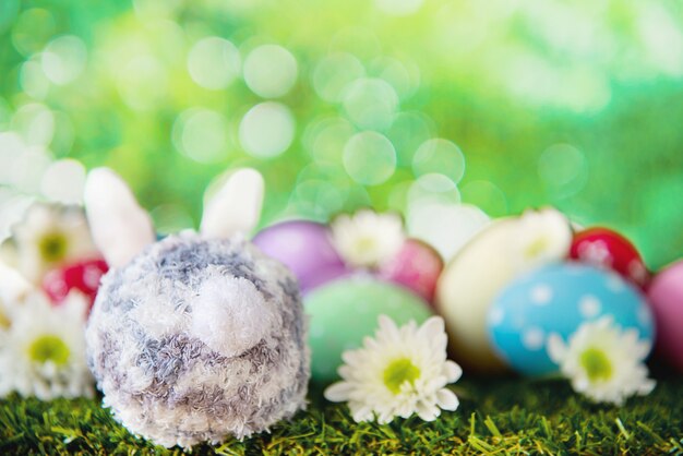 Окрашенные красочные пасхальные яйца фон - Пасха праздник праздник фон концепция