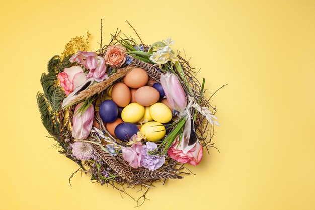 둥지에 그려진 된 부활절 달걀