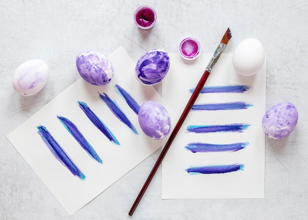 Расписные яйца в пастельных фиолетовых тонах на пасху