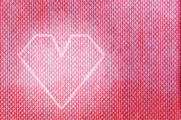 Cuore dipinto su texture rosa