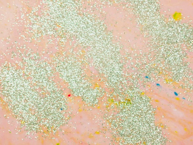 Foto gratuita acqua di colore giallo chiaro con paillettes