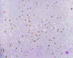 Бесплатное фото Окрашенная фиолетовая вода с маленькими звездными блестками