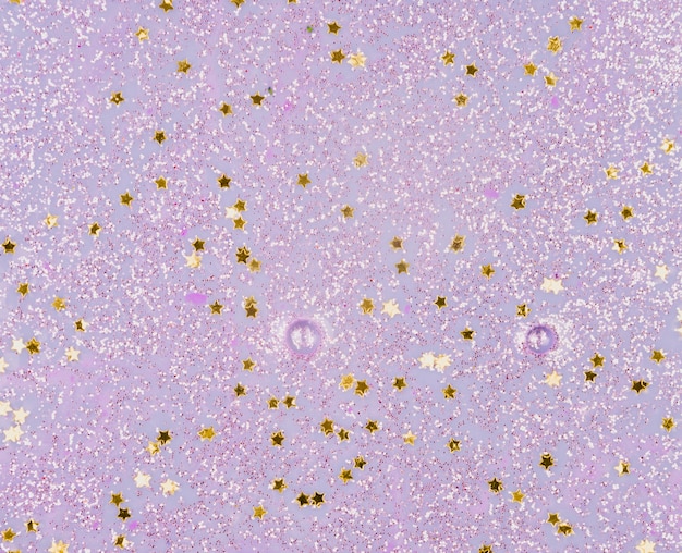 黄色の星のスパンコールで描かれた紫色の水