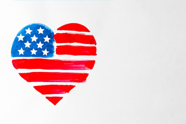 赤と青のハート形を描いたアメリカ合衆国白い背景の上のアメリカの国旗