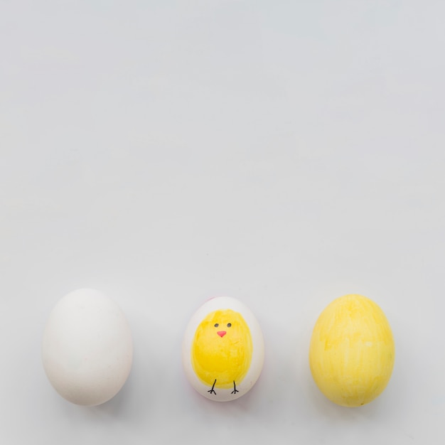 Окрашенные три яйца на белом фоне