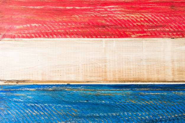 나무 판자에 미국 빨강 및 파랑 색상을 그린