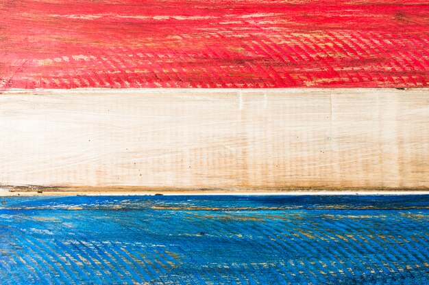 나무 판자에 미국 빨강 및 파랑 색상을 그린