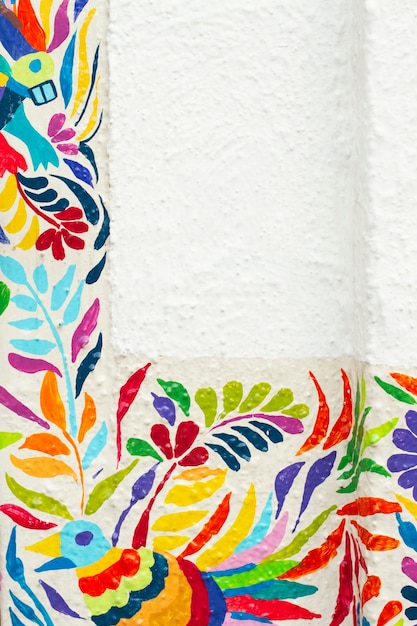 Бесплатное фото Окрашенная стена с красочной птицей