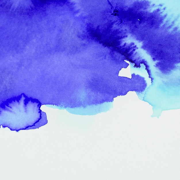 Окрашенный акварельный гладкий синий фон на белом фоне