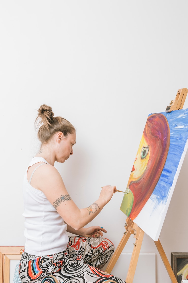 Free Photo painter working with picture in studio