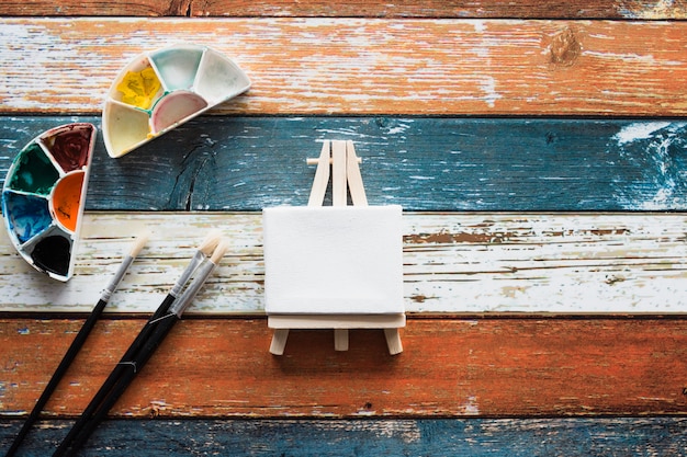 Free photo painting accessories with white black miniature easel