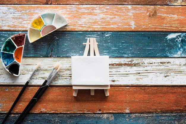 Painting accessories with white black miniature easel