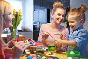 Foto gratuita dipingere le uova è la fase di preparazione più interessante per i bambini