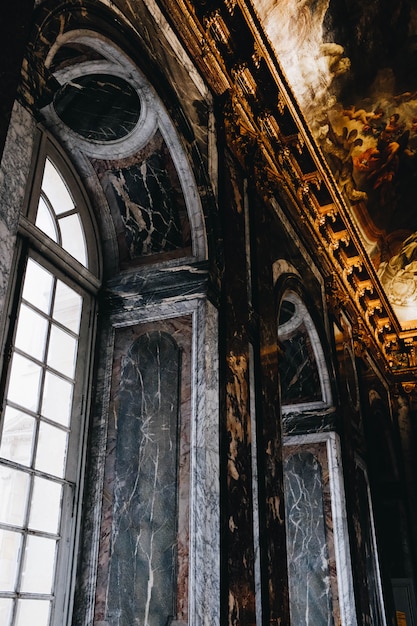 Foto gratuita dipinti sul soffitto di un bellissimo palazzo antico