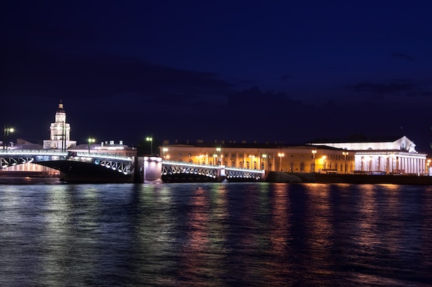 Бесплатное фото Дворцовый мост ночью