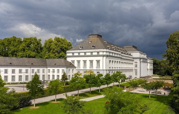 ドイツ、コブレンツのトリーアの選帝侯の宮殿 Premium写真