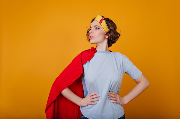 Foto gratuita ragazza pallida in costume da supereroe che guarda lontano con l'espressione del viso serio