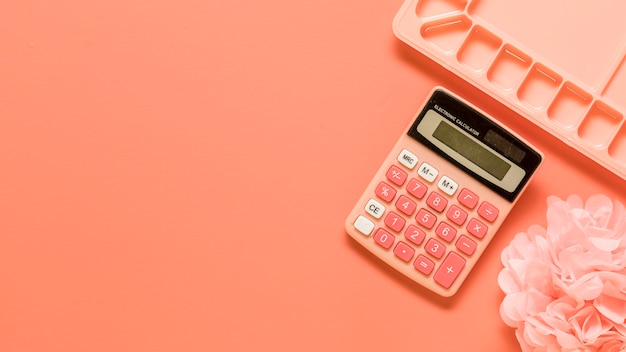 Бесплатное фото Палитра, калькулятор и лук на красном фоне