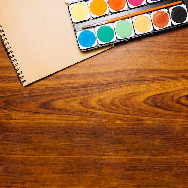 Free photo palette with notebook on table