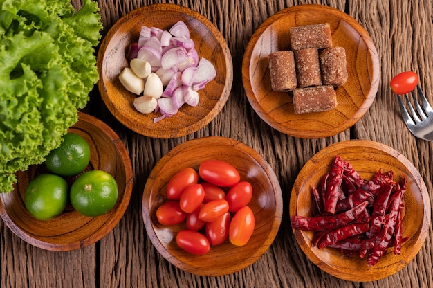 Пальмовый сахар, красный лук, сушеный перец, помидоры, огурцы, дворовая фасоль и салат в миске.