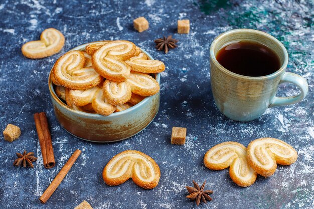 Palmier Слоеное тесто. Вкусные французские более нежные печенья с сахаром, вид сверху.