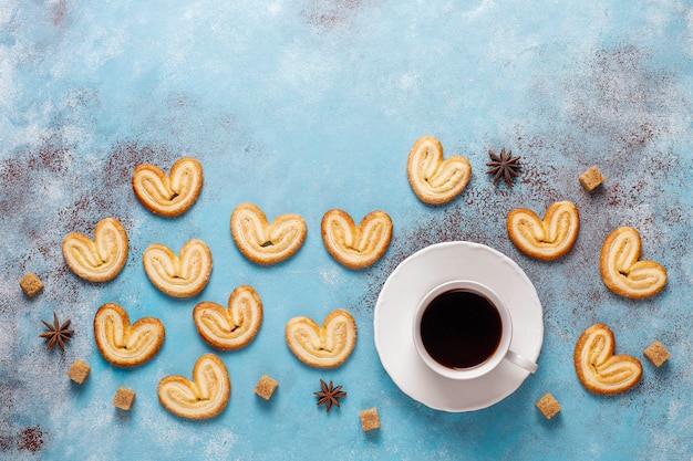 Pasta sfoglia palmier. biscotti più palmier francesi deliziosi con zucchero, vista superiore.