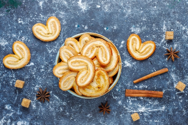 Foto gratuita pasta sfoglia palmier. biscotti palmier francesi deliziosi con zucchero